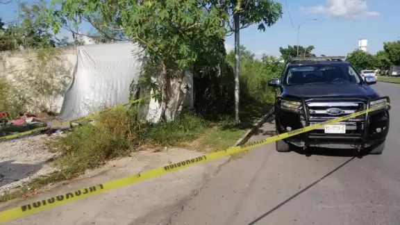 El joven que encontró el cuerpo lo halló tendido bajo el sol cerca de la lona que usaba de vivienda El joven que encontró el cuerpo lo halló tendido bajo el sol cerca de la lona que usaba de vivienda