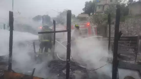 El Incendio en Santa Fe fue causado por la quema de madera en un predio en la zona, por lo que bomberos acudieron al sitio a controlar las llamas El Incendio en Santa Fe fue causado por la quema de madera en un predio en la zona, por lo que bomberos acudieron al sitio a controlar las llamas