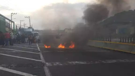 Los habitantes de Topilejo agredieron a policías cuando estos intentaron librar a dos sujetos de ser linchados Los habitantes de Topilejo agredieron a policías cuando estos intentaron librar a dos sujetos de ser linchados
