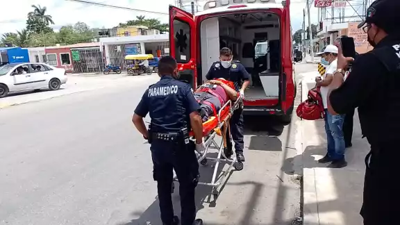 El hombre fue trasladado a un hospital para su atención médica El hombre fue trasladado a un hospital para su atención médica
