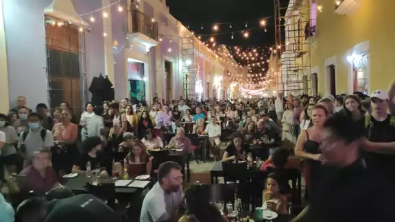 Con un lleno total, así se vive la mascarada en el Centro Histórico de Campeche