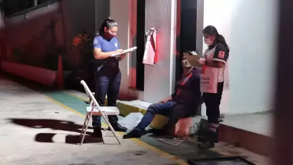 El joven vigilante fue atendido por paramédicos de la Cruz Roja El joven vigilante fue atendido por paramédicos de la Cruz Roja