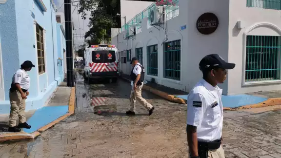 Infarto sorprende a exmarino en plena banqueta en Ciudad del Carmen y muere Infarto sorprende a exmarino en plena banqueta en Ciudad del Carmen y muere