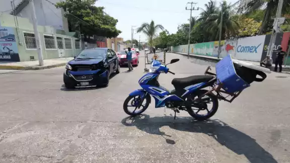 El conductor de la motocicleta no respetó la preferencia del vehículo y terminó impactado con el frente El conductor de la motocicleta no respetó la preferencia del vehículo y terminó impactado con el frente
