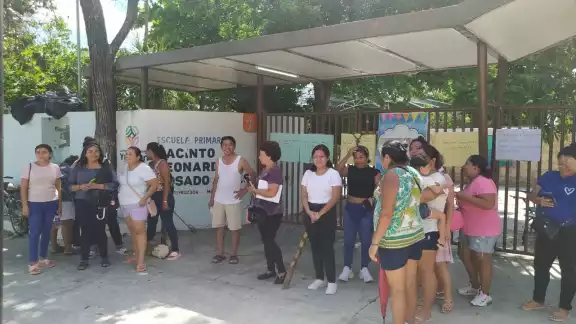 Los padres de familia realizan una protesta pacífica Los padres de familia realizan una protesta pacífica