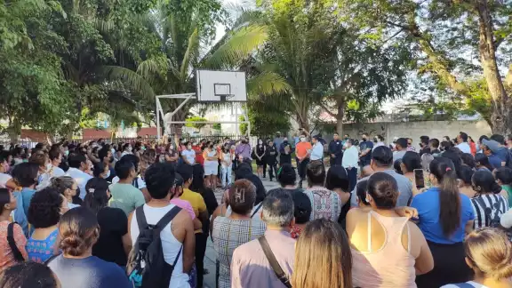 Los padres empezaron a discutir el tema desde ayer en la mañana Los padres empezaron a discutir el tema desde ayer en la mañana