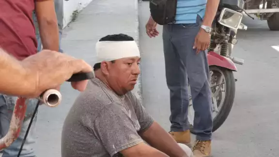 El hombre de 49 años fue auxiliado por paramédicos de la Cruz Roja El hombre de 49 años fue auxiliado por paramédicos de la Cruz Roja