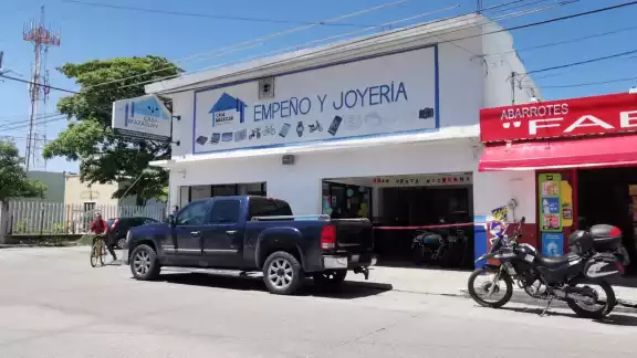 Ante la exigencia los empleados del lugar accedieron para evitar resultar lesionados Ante la exigencia los empleados del lugar accedieron para evitar resultar lesionados
