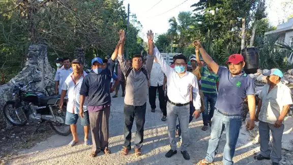 Después de recibir su constancia de mayoría como autoridad municipal, Máximo Pech Ucán (al centro) pidió a sus seguidores que liberaran las vialidades Después de recibir su constancia de mayoría como autoridad municipal, Máximo Pech Ucán (al centro) pidió a sus seguidores que liberaran las vialidades