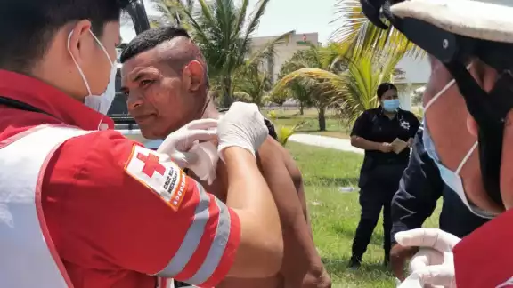 El joven fue llevado a un hospital para su atención El joven fue llevado a un hospital para su atención