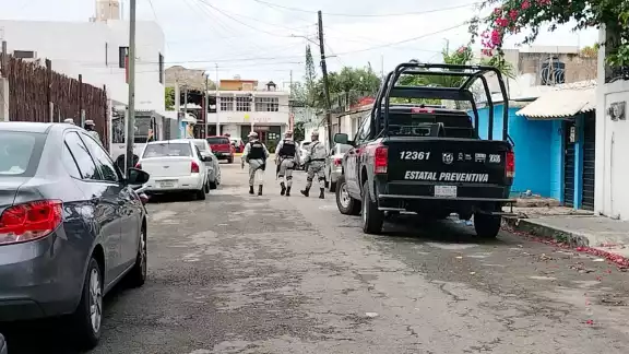 Los rateros lo amagaron con una pistola en la sien. Los rateros lo amagaron con una pistola en la sien.