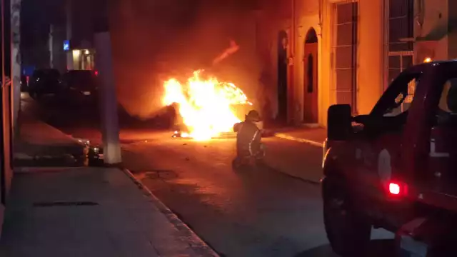 El vehículo no pudo haber sufrido un cortocircuito, según los bomberos