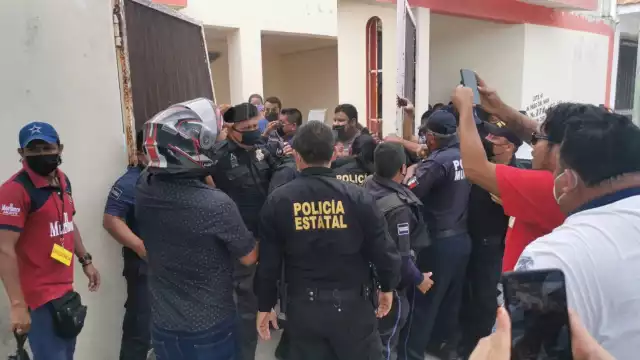 El demandante fue acompañado de cerrajeros, quienes rompieron parte de puerta principal de la entrada al lugar