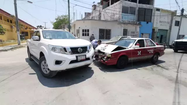 El chofer del taxi de alquiler y dos pasajeros terminaron con leves lesiones en el cuerpo, de igual forma fueron valorados por paramédicos Cruz Roja