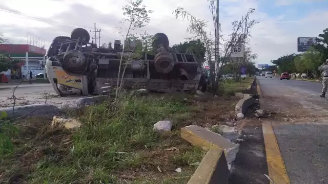 El conductor resultó ileso en la volcadura en la carretera Mérida-Cancún