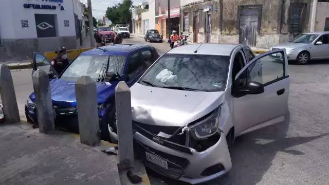 Ambos autos involucrados presentaron daños materiales en el choque