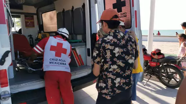 La mujer fue trasladada a un hospital para la valoración correspondiente 
