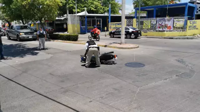 La motocicleta quedó tirada a media carretera