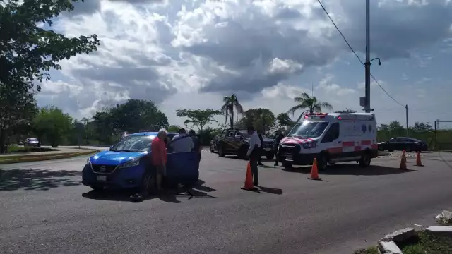 La mujer circulaba a bordo de un scooter a la salida del fraccionamiento Las Américas cuando fue arrollada