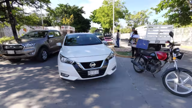 La conductora intentó dar vuelta en U cuando le cerró el paso al motociclista