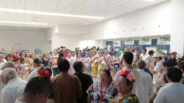 Con bailes de jarana, mucho animo y emoción esperan a Claudia Sheinbaum en Mérida