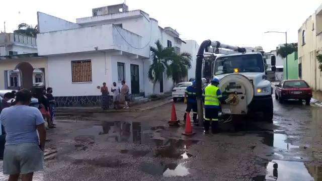 Vecinos exigen que el problema del rebosamiento de aguas negras se solucione, pues es foco de infección en Playa del Carmen