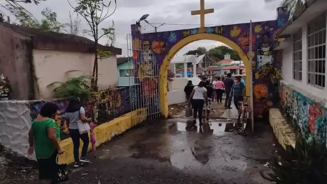 Celebraron una misa en el panteón antiguo en honor del Día de Muertos