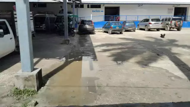 La fuga de aguas negras ahuyenta a los comensales del área de alimentos del mercado municipal