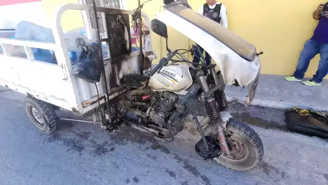 El conductor dio aviso a los números de emergencia para solicitar a los bomberos