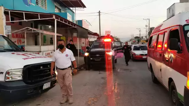 La vivienda de dónde provenía el humo se encontraba cerrada, y los boleros tuvieron que subir por el techo en Ciudad del Carmen