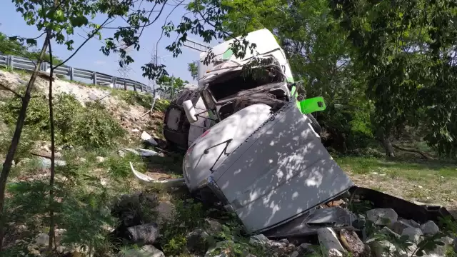 El trailero perdió el control al pasar un puente del Periférico