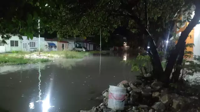 Las calles de Ciudad del Carmen lucen encharcadas la noche de este martes