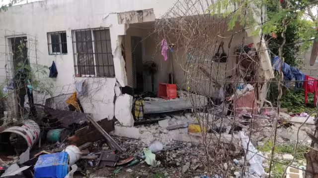 Los menores de edad fueron trasladados al hospital, ya que la pared se les cayó encima