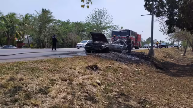 El auto quedó en pérdida total tras incendiarse en el Periférico de Mérida