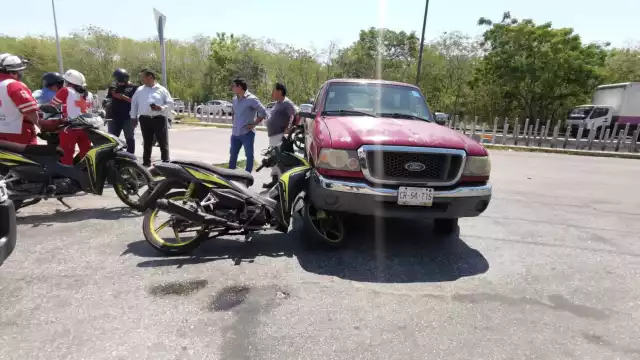 El conductor de la motocicleta fue atendido por paramédicos