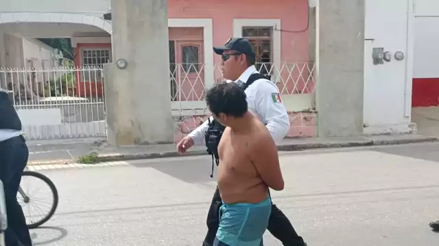 Vecinos y policías se unieron para asegurar al sujeto