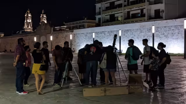 Niños y grandes disfrutaron de observar el cielo nocturno