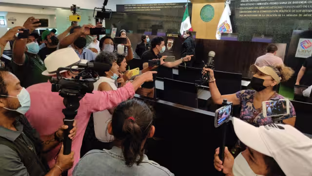 Los protestantes comenzaron con gritos y empujones entre ellos dentro del Congreso de Campeche