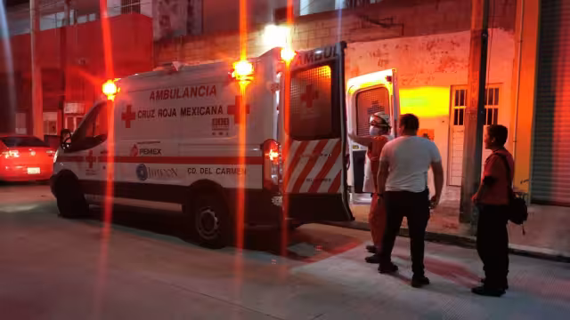La mujer presentó fracturas en el cuerpo, por lo que fue trasladada a un hospital