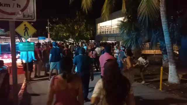 Fans se encontraban molestos por la decisión del supermercado de cerrar las puertas de su estacionamiento