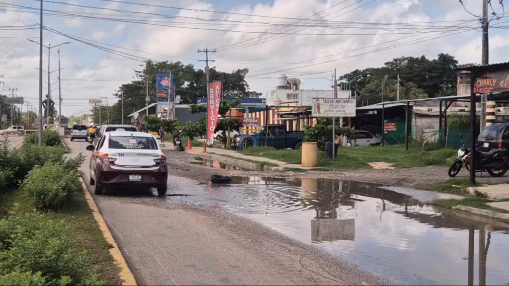 Hoyanco en avenida Colosio de Champotón empeora ante falta de reparación definitiva