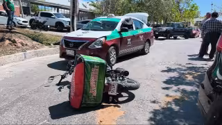Choque entre moto y taxi en colonia de Campeche deja solo daños materiales