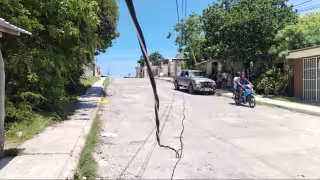CFE y Telmex se deslindan de daños en poste; usuarios afectados en Champotón