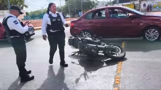 Motociclista termina en el pavimento tras choque en avenida Concordia en Campeche