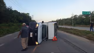 Vuelca camioneta de trabajo en la carretera federal 307 y moviliza a cuerpos de emergencia