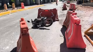 Automovilista embiste una motocicleta en el entronque a Chiná; hay dos heridos