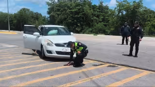 Conductora se pasa el alto y colisiona contra un auto familiar en Campeche