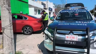 Unidad policiaca impacta vehículo particular en Campeche