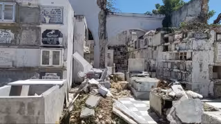 Alistan panteones de Campeche para Día de Muertos, pero persisten tumbas dañadas y basura