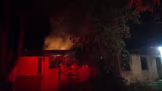 Rescatan a un hombre de 81 años tras el  incendio de su casa en Bacalar